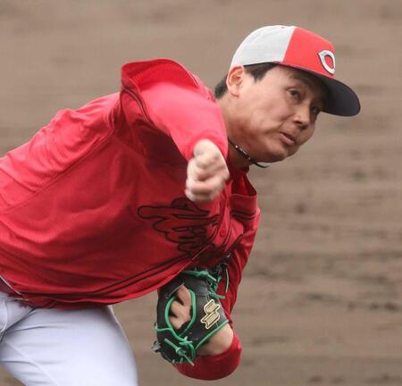 　打者を相手に力投する栗林