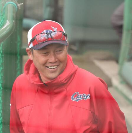 　笑顔を見せる新井監督（撮影・市尻達拡）