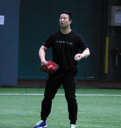 　休日返上でキャッチボールを行う塹江（撮影・畠山賢大）