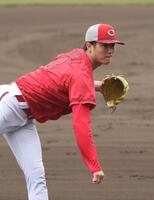 　シート打撃で力投する森下（撮影・市尻達拡）