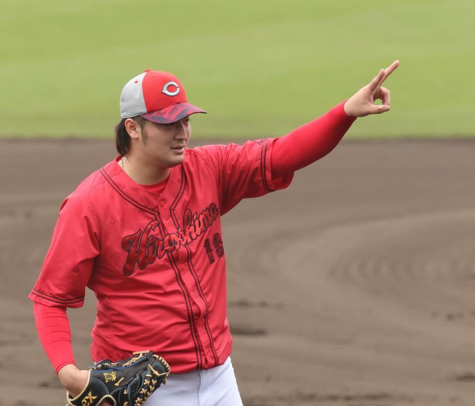 　シート打撃登板で、サインを送る床田（撮影・市尻達拡）