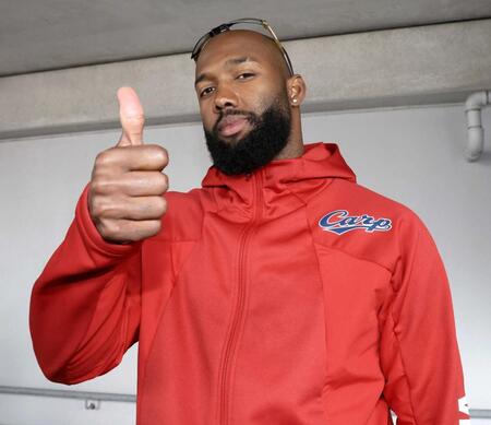 　インタビューに答え、親指を立てるファビアン（撮影・市尻達拡）