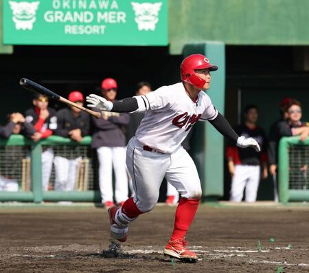 　６回、右翼線への３点タイムリー二塁打を放つ清水（撮影・市尻達拡）