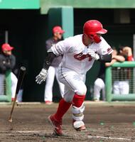 　５回、左翼線への２点タイムリー二塁打を放つ清水（撮影・市尻達拡）