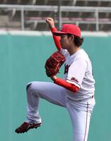 　２番手で登板し、好投する鈴木（撮影・市尻達拡）