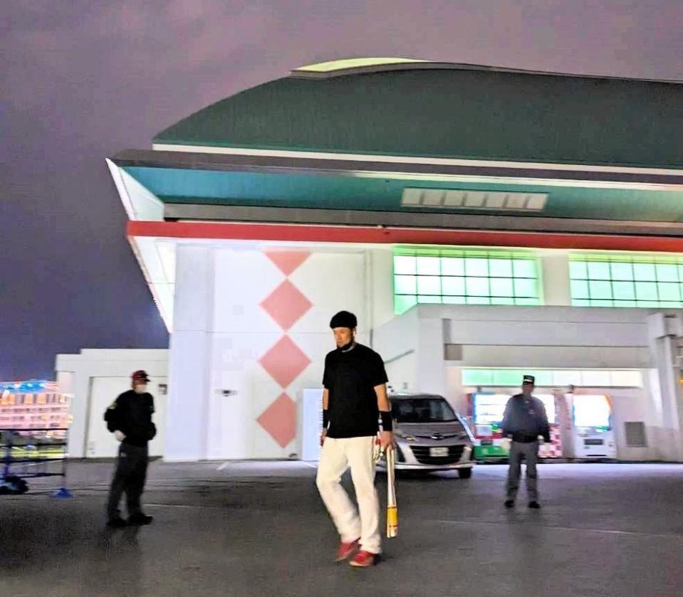 　外は真っ暗の中、１９時過ぎに練習を終えた末包（撮影・畠山賢大）