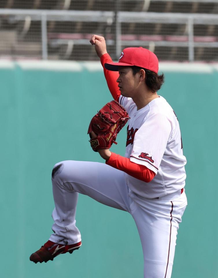 　２番手で登板し、好投する鈴木（撮影・市尻達拡）