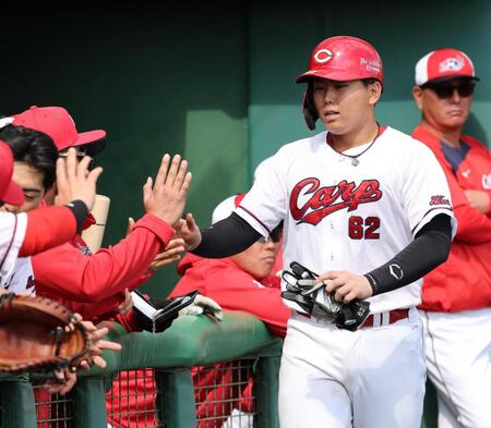 　５回、２点適時二塁打を放ち、ナインとタッチを交わす清水（撮影・市尻達拡）