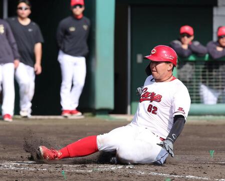 　６回、中村奨の左前タイムリーで本塁へ滑り込む清水（撮影・市尻達拡）