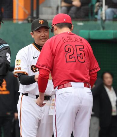 【写真】広島・新井監督　巨人・阿部監督からまさかのプレゼント「私のガラケーにでも貼っておきます」