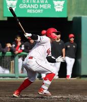 　６回、右翼線への３点タイムリー二塁打を放つ清水（撮影・市尻達拡）