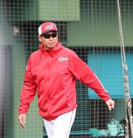 　選手交代を告げる新井監督（撮影・市尻達拡）