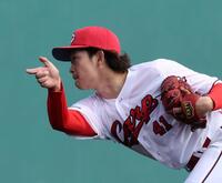 　２番手で登し、好投する鈴木（撮影・市尻達拡）