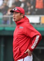 　選手交代を告げる新井監督（撮影・市尻達拡）