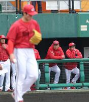 　５回、３度目のワイルドピッチをした斉藤（左）を見つめる新井監督（撮影・西岡正）