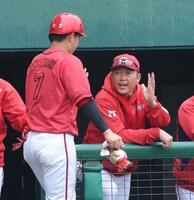 　３回、二俣の先制打で生還した堂林（左）を迎える新井監督（撮影・西岡正）