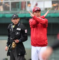 　７回の守備を前に、直前の走塁時に左手を痛めた内田の状態をベンチに確認する新井監督（撮影・市尻達拡）