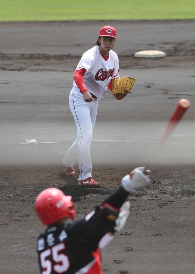 　１回、最後の打者を空振り三振に仕留める常広（撮影・市尻達拡）