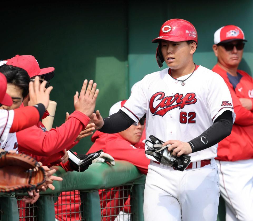 　５回、２点適時二塁打を放ち、ナインとタッチを交わす清水（撮影・市尻達拡）