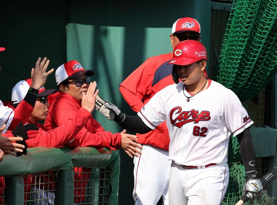 　６回、新井監督らとタッチを交わす清水（撮影・市尻達拡）