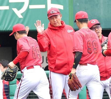 　巨人に勝利し、ナインを迎える新井監督（中央）＝撮影・西岡正