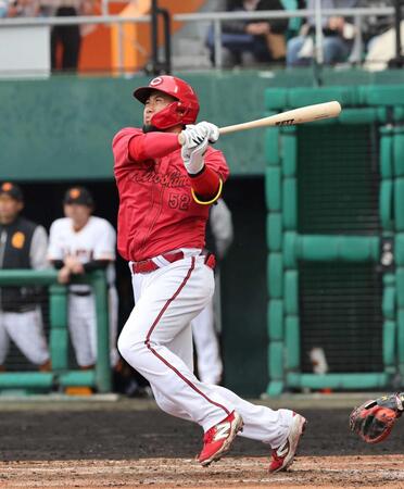 　４回、２点適時二塁打を放つ末包