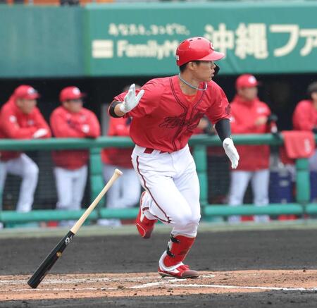 　３回、先制打を放つ二俣（撮影・西岡正）