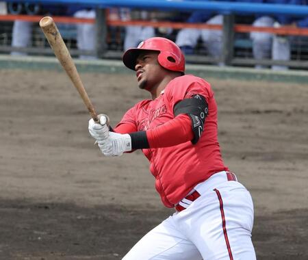 　２回、左中間への２ランを放つモンテロ（撮影・市尻達拡）