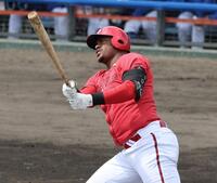 　２回、左中間への２ランを放つモンテロ（撮影・市尻達拡）