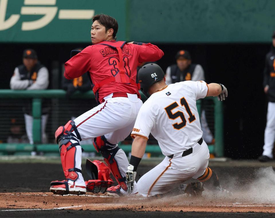 　２回、満塁のピンチで二俣からの送球を捕球し、ピンチをしのぐ坂倉（撮影・市尻達拡）