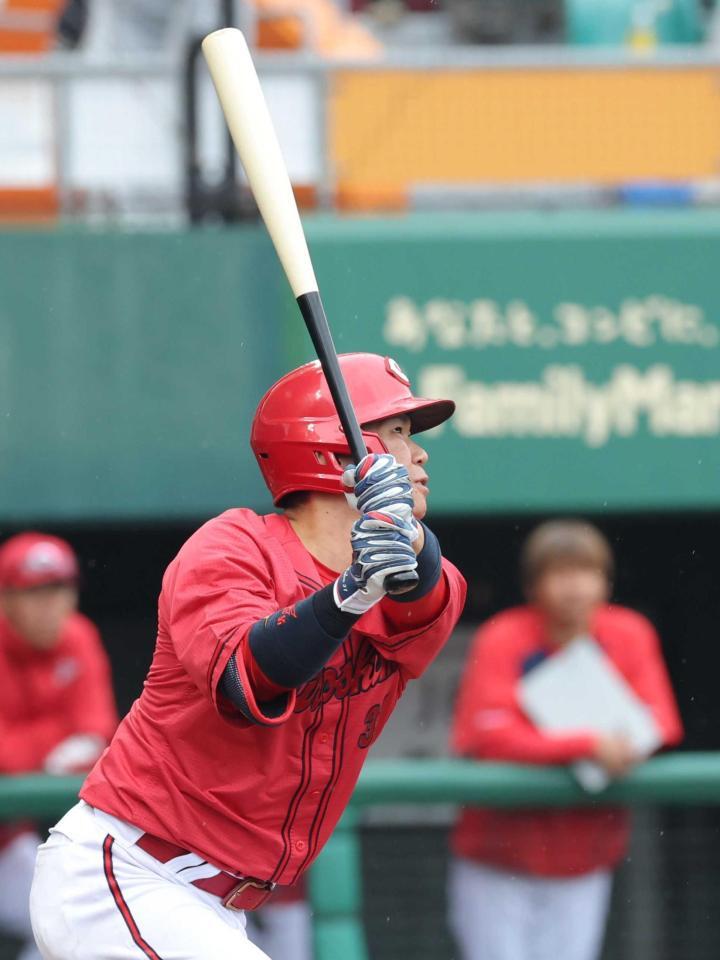　４回、二塁打を放つ坂倉（撮影・西岡正）