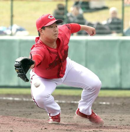 　３回、福永の打球にグラブを出す塹江（撮影・市尻達拡）