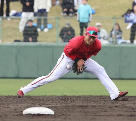 　８回、上林の打球を失策する佐藤啓（撮影・市尻達拡）