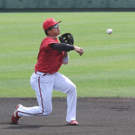 　１回、カリステの打球を一塁へ悪送球する内田（撮影・市尻達拡）