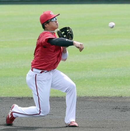 　１回、カリステの打球を一塁へ悪送球する内田（撮影・市尻達拡）