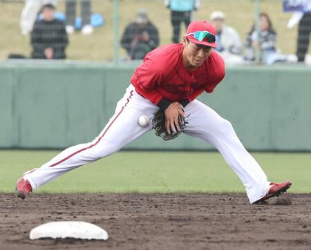 　８回、上林の打球を失策する佐藤啓（撮影・市尻達拡）