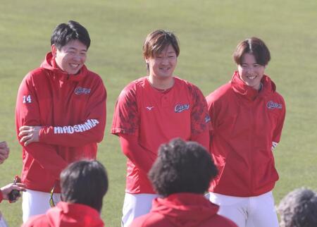 　練習を前に、笑顔を見せる（左から）大瀬良、床田、森下（撮影・市尻達拡）