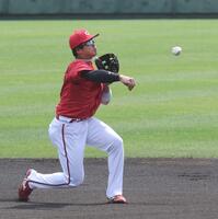 　１回、カリステの打球を一塁へ悪送球する内田（撮影・市尻達拡）