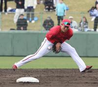 　８回、上林の打球を失策する佐藤啓（撮影・市尻達拡）