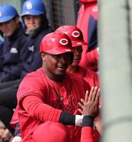 　２回、左中間への２ランを放ち、ナインとタッチを交わすモンテロ（撮影・市尻達拡）