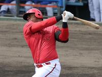 　２回、左中間への２ランを放つモンテロ（撮影・市尻達拡）