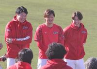 　練習を前に、笑顔を見せる（左から）大瀬良、床田、森下（撮影・市尻達拡）