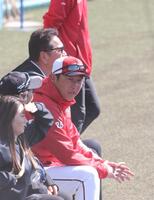 　宇津木妙子氏と話をする新井監督。左から２人目は佐々木主浩氏（撮影・市尻達拡）