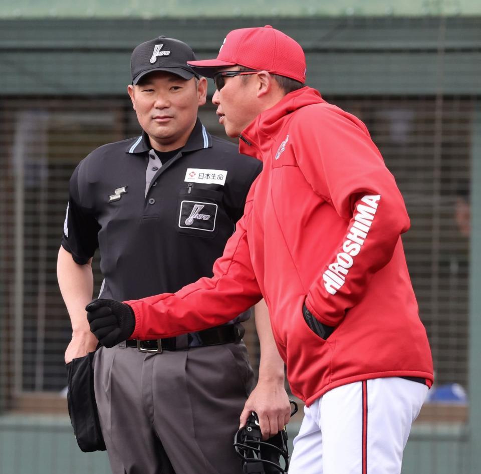 　５回、内田の空振り三振後、球審に説明を求める新井監督（撮影・市尻達拡）