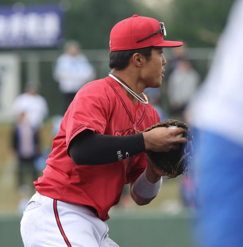 　８回、鵜飼の打球を一塁へ悪送球する内田（撮影・市尻達拡）