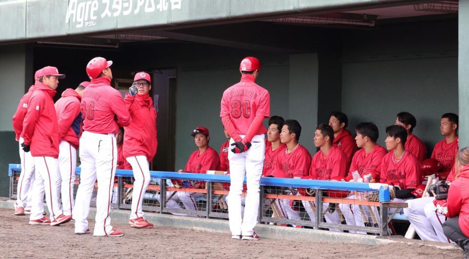 　試合後のミーティングで藤井ヘッドコーチの話を聞くナイン（撮影・市尻達拡）