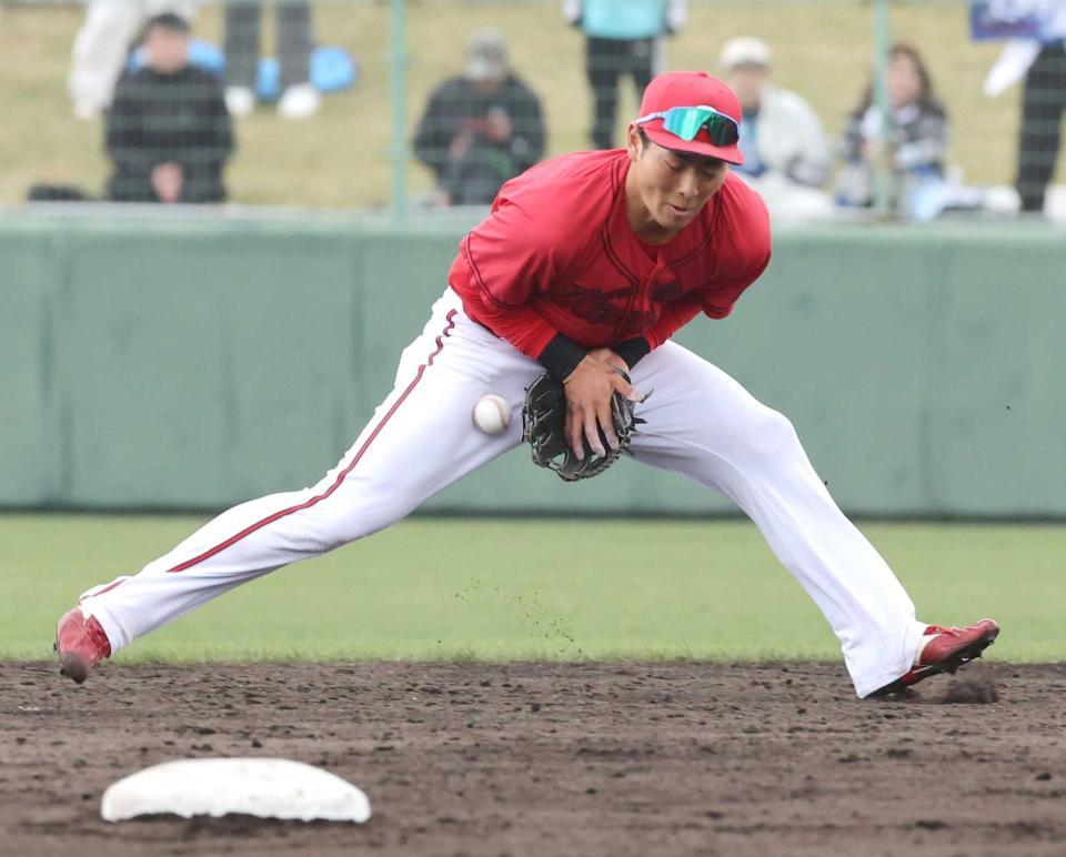 　８回、上林の打球を失策する佐藤啓（撮影・市尻達拡）