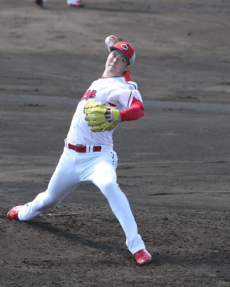 　シート打撃登板で、力投する森下（撮影・市尻達拡）