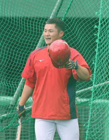 　フリー打撃を終え、ヘルメットをとる田村（撮影・市尻達拡）