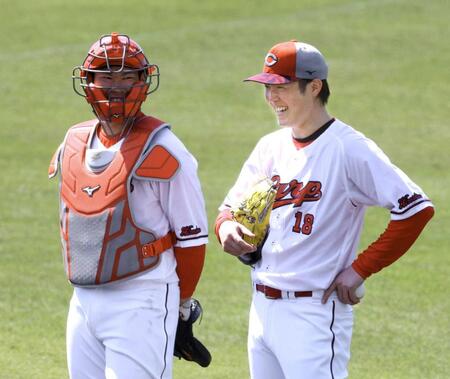 　坂倉と談笑する森下（撮影・市尻達拡）